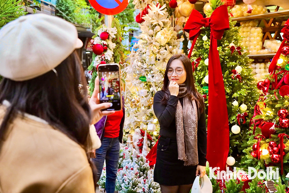 Đến vui chơi và chụp ảnh đón Giáng sinh, chị Lê Thu Huyền (quận Cầu Giấy, Hà Nội) cho biết: “Hôm nay là ngày nghỉ cuối tuần, trời rét rất thích hợp cho việc phối đồ để chụp ảnh Giáng sinh. Do đó, tôi cùng bạn đã chọn phố Hàng Mã để chụp ảnh trước thềm Giáng sinh. Chúng tôi lựa chọn đi chụp trước vì lễ Giáng sinh sẽ rất đông người đi chơi và chụp ảnh, dù vậy đến đây vào những ngày này vẫn đông”.