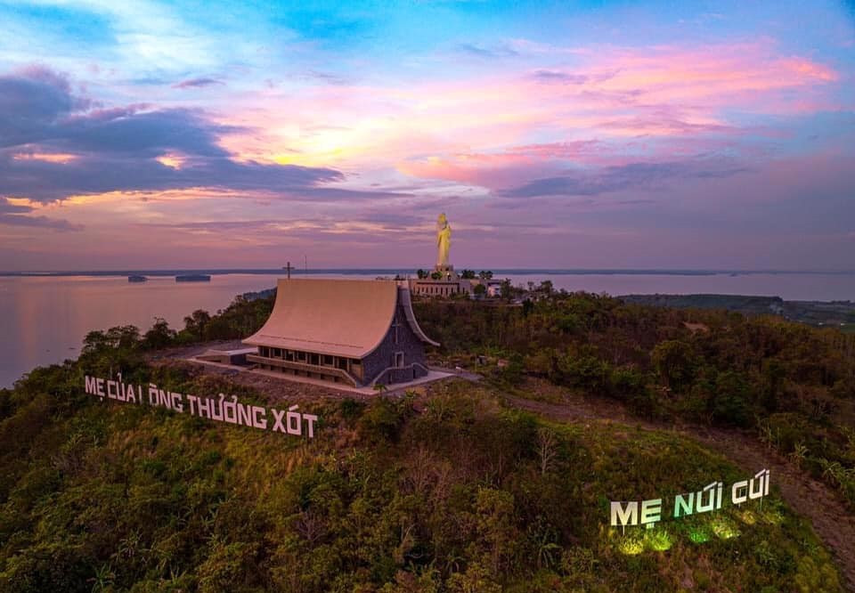 Chiêm ngưỡng tượng Đức Mẹ 50m cao nhất Việt Nam: Tọa lạc giữa quảng trường có sức chứa 100.000 người, được bao quanh bởi hồ thủy điện rộng lớn - ảnh 1