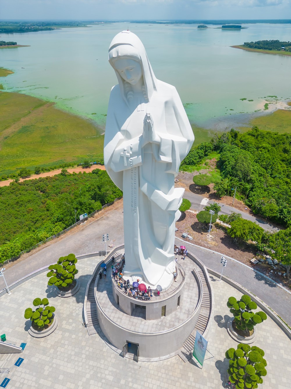 Chiêm ngưỡng tượng Đức Mẹ 50m cao nhất Việt Nam: Tọa lạc giữa quảng trường có sức chứa 100.000 người, được bao quanh bởi hồ thủy điện rộng lớn - ảnh 3