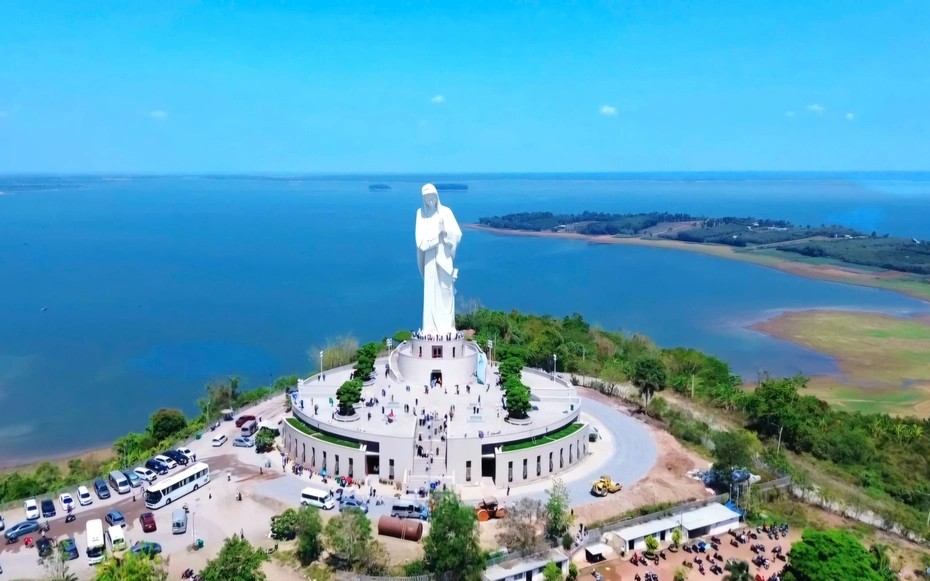 Chiêm ngưỡng tượng Đức Mẹ 50m cao nhất Việt Nam: Tọa lạc giữa quảng trường có sức chứa 100.000 người, được bao quanh bởi hồ thủy điện rộng lớn - ảnh 2