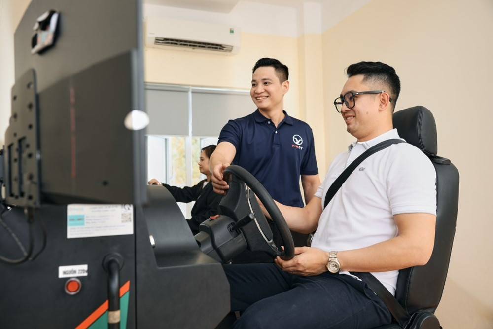 Ông Phạm Nhật Vượng chính thức mở cơ sở đào tạo và sát hạch lái xe tại tỉnh có mức sống đắt nhất Việt Nam, sử dụng 100% ôtô điện VinFast - ảnh 2