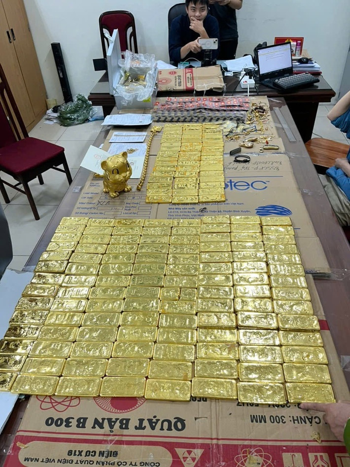 Hé lộ hình ảnh Tiktoker Mr. Pips Phó Đức Nam sau khi bị bắt cùng tài sản hơn 5.200 tỷ đồng