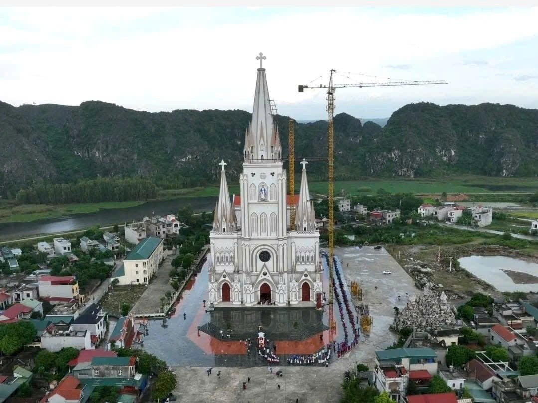 Thánh đường 400 tỷ lớn nhất Việt Nam: Có thể chứa 5.000 người, sở hữu tháp chuông cao 110m và căn hầm bí ẩn diện tích 1.000m2