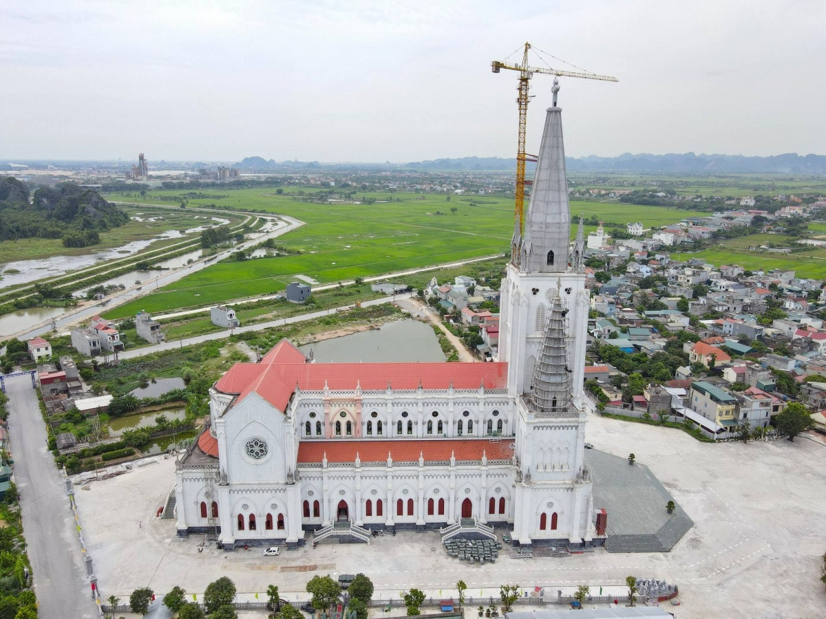 Thánh đường 400 tỷ lớn nhất Việt Nam: Có thể chứa 5.000 người, sở hữu tháp chuông cao 110m và căn hầm bí ẩn diện tích 1.000m2
