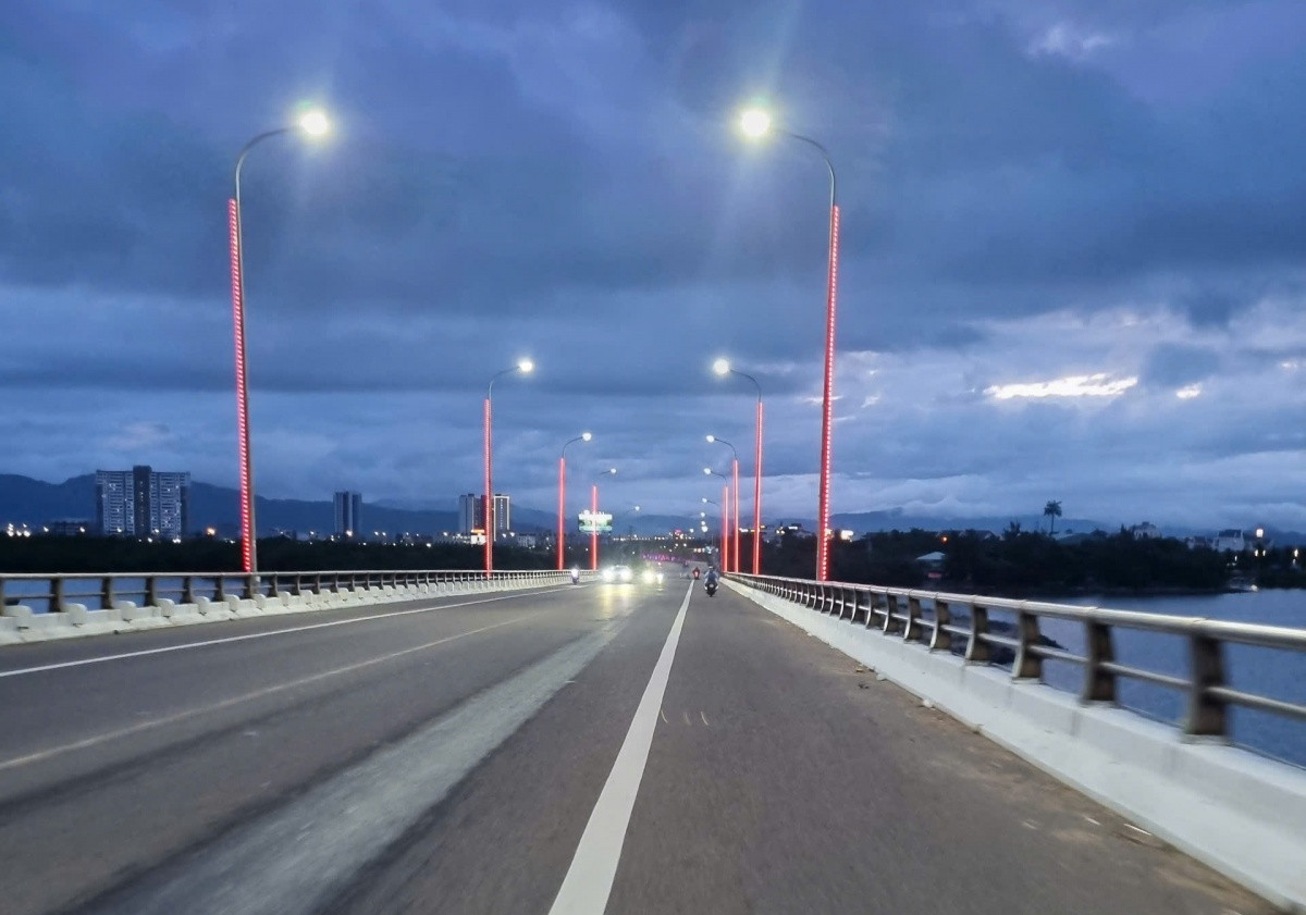 Thử tải cầu vượt biển từng lập kỷ lục dài nhất Việt Nam