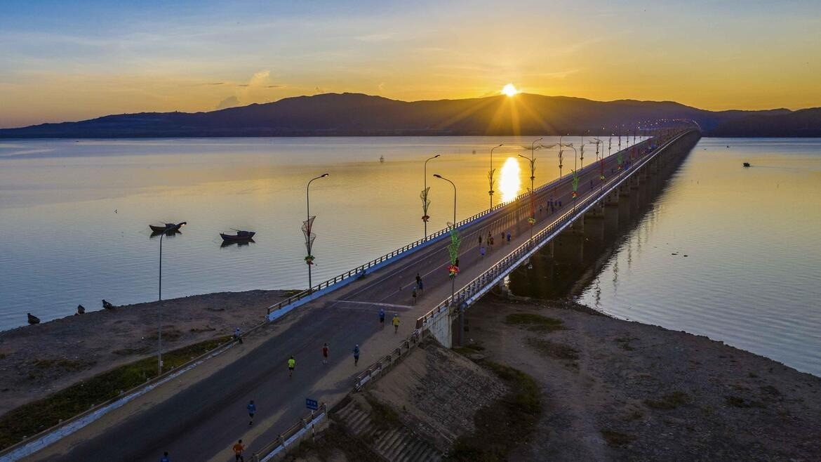 Thử tải cầu vượt biển từng lập kỷ lục dài nhất Việt Nam