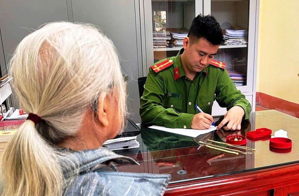 Nhận cuộc gọi tự xưng là công an, cụ bà U80 vội mang 1 cây vàng đi bán - ảnh 1