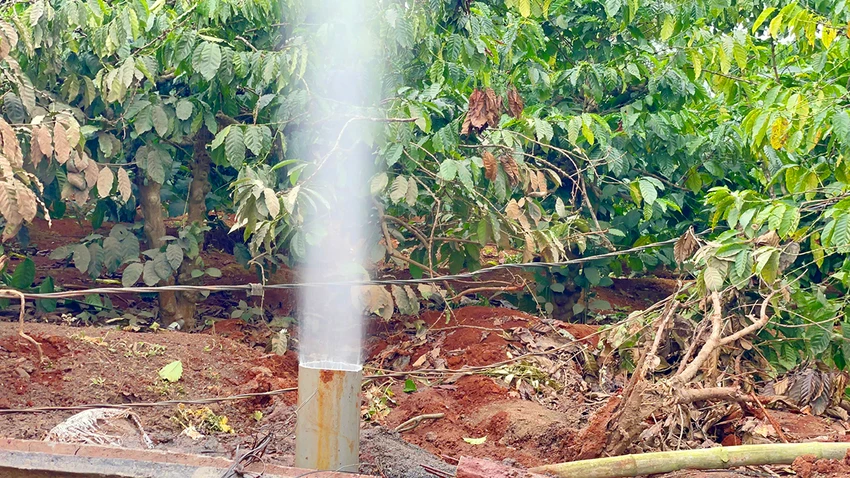 Giếng khoan bất ngờ phun trào lên khỏi mặt đất, tạo thành cột nước cao gần 10m - ảnh 1