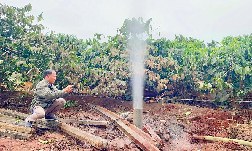 Giếng khoan bất ngờ phun trào lên khỏi mặt đất, tạo thành cột nước cao gần 10m - ảnh 2
