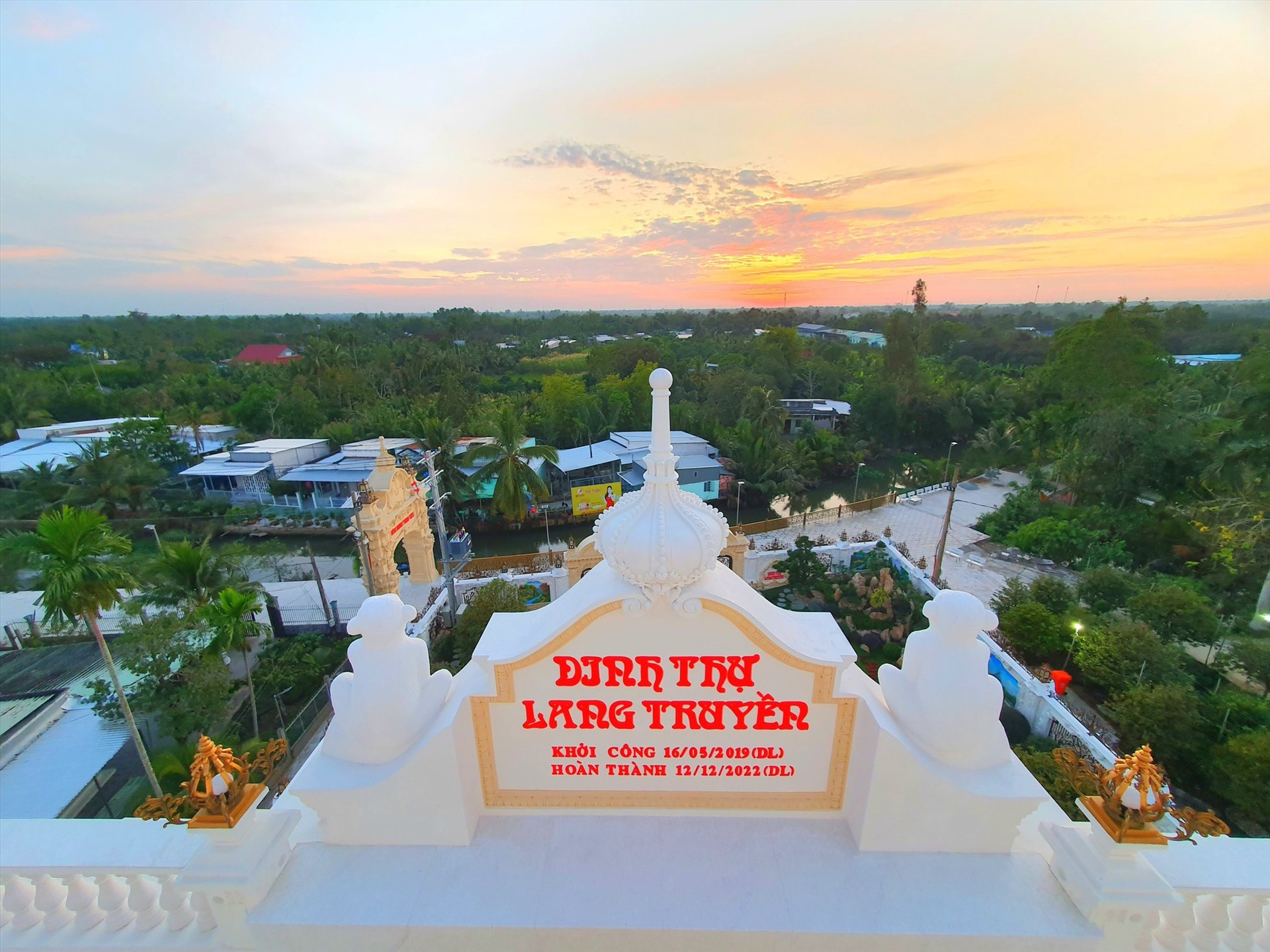 Ông Nguyễn Ngọc Lang (chủ dinh thự) cho biết, ngôi dinh thự được khởi công từ ngày 16.5.2019 và hoàn thành vào ngày 12.12.2022, ông đặt tên là “Dinh thự Lang Truyền” theo tên của vợ chồng ông.