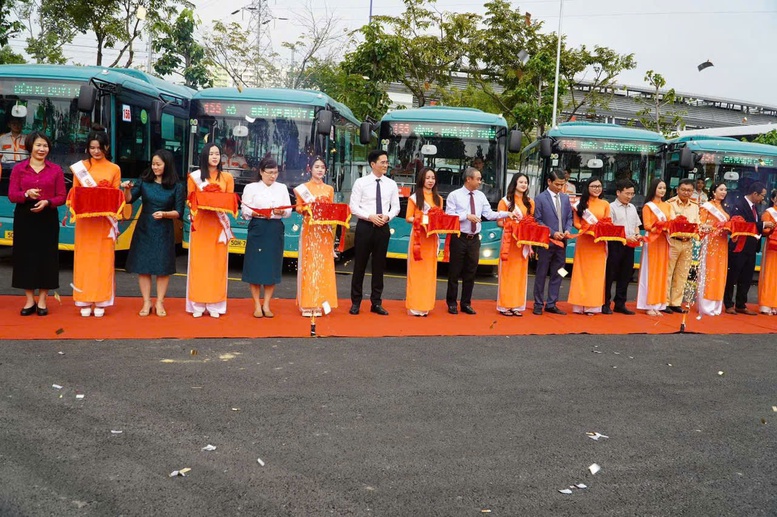 Chính thức khai trương 17 tuyến xe buýt kết nối Metro số 1 tại TPHCM- Ảnh 1. Chính thức khai trương 17 tuyến xe buýt kết nối Metro số 1 tại TPHCM- Ảnh 1.