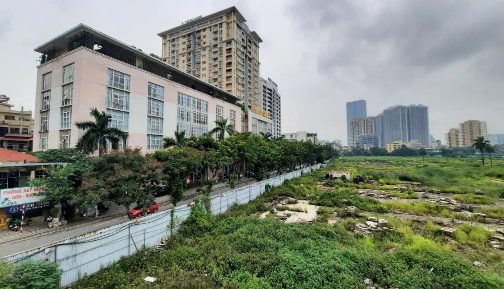 Hiện trạng dự án tại khu đất số 148 Giảng Võ, Ba Đình, Hà Nội. Nguồn ảnh: Báo Giao thông Hiện trạng dự án tại khu đất số 148 Giảng Võ, Ba Đình, Hà Nội. Nguồn ảnh: Báo Giao thông