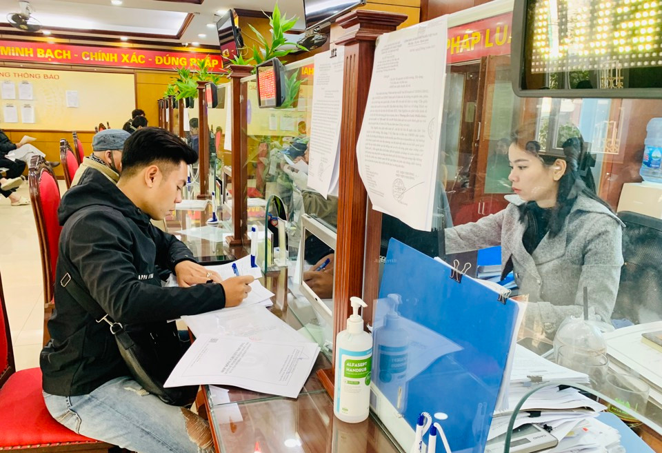 Người dân thực hiện thủ tục hành chính tại bộ phận một cửa quận Thanh Xuân