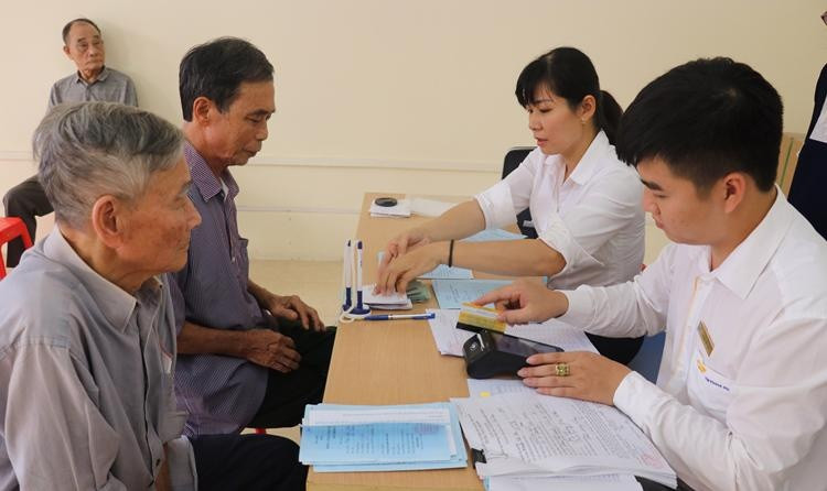 Nghỉ hưu năm 2025, đóng BHXH đủ 16 năm, lương hưu mỗi tháng nhận được bao nhiêu?