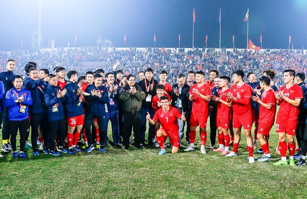 Khoảnh khắc Thủ tướng Phạm Minh Chính bế con trai Quang Hải, Duy Mạnh sau trận Việt Nam ‘đại thắng’ Myanmar - ảnh 2