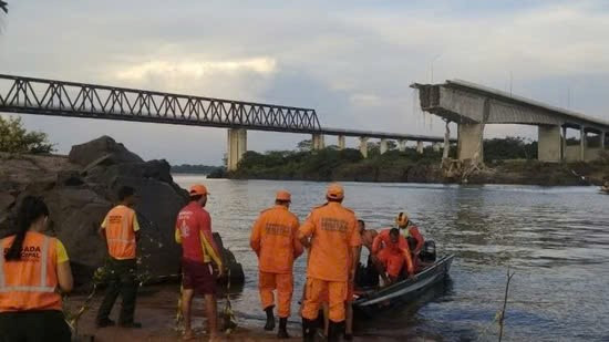 Sập cầu trên tuyến đường huyết mạch khiến ít nhất 11 người và phương tiện rơi sâu 50m, giao thông bị gián đoạn nghiêm trọng - ảnh 6