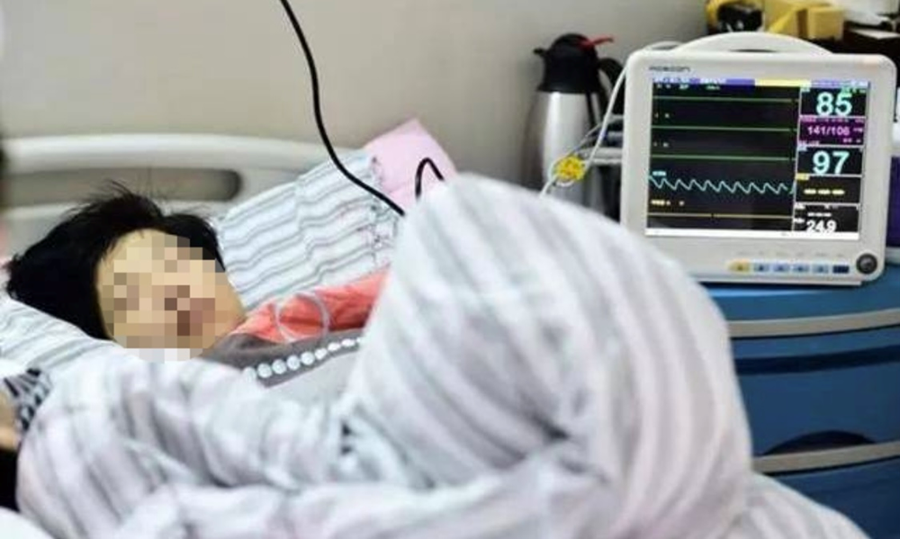 Người phụ nữ ‘vỡ dạ dày’ dù không hút thuốc hay uống rượu: Bác sĩ cảnh báo một thói quen ăn uống vô cùng nguy hiểm - ảnh 1