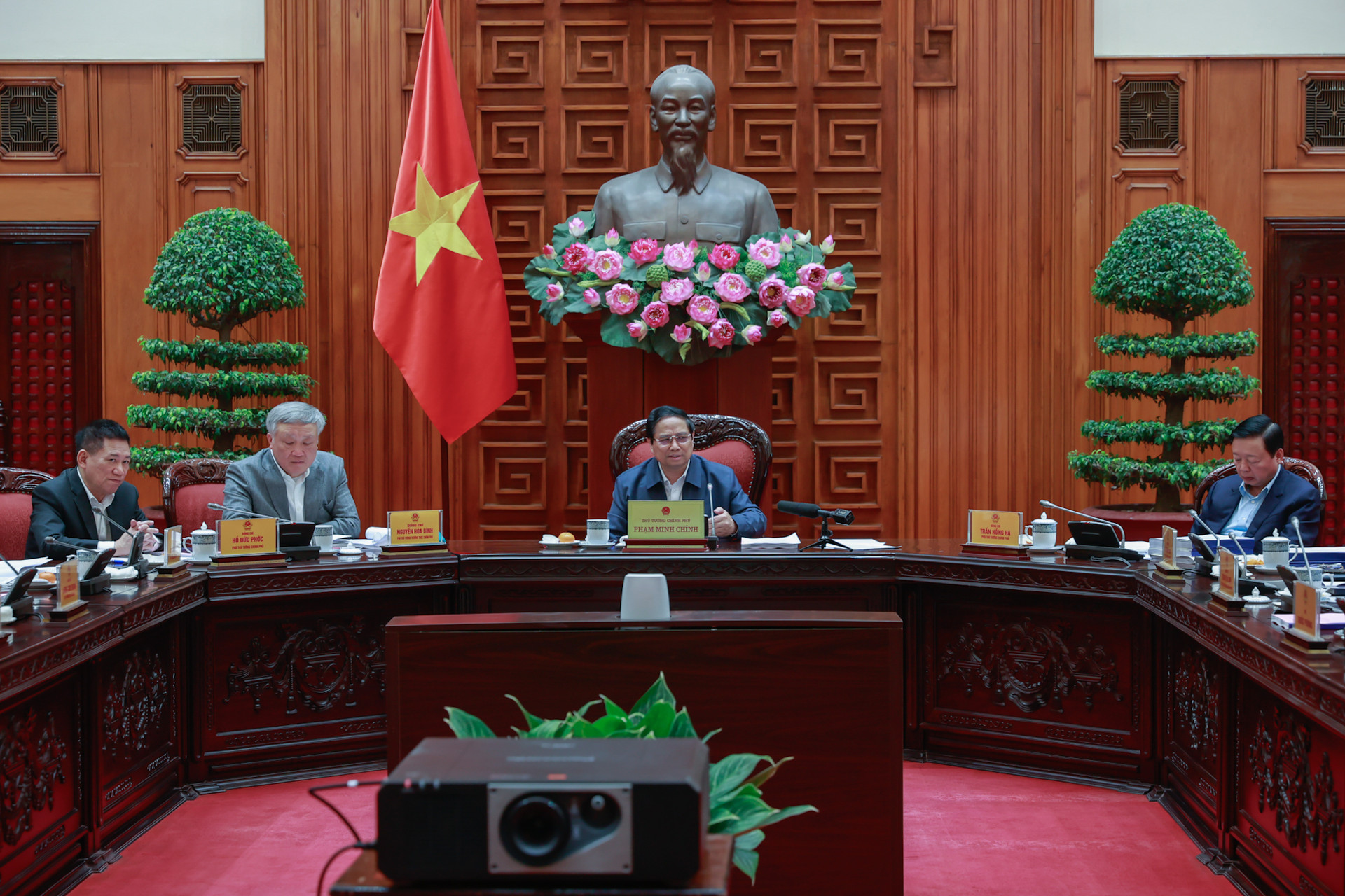 Thủ tướng: Lựa chọn phương án tối ưu nhất trong sắp xếp, tinh gọn bộ máy để báo cáo cấp có thẩm quyền- Ảnh 2. Thủ tướng: Lựa chọn phương án tối ưu nhất trong sắp xếp, tinh gọn bộ máy để báo cáo cấp có thẩm quyền- Ảnh 2.