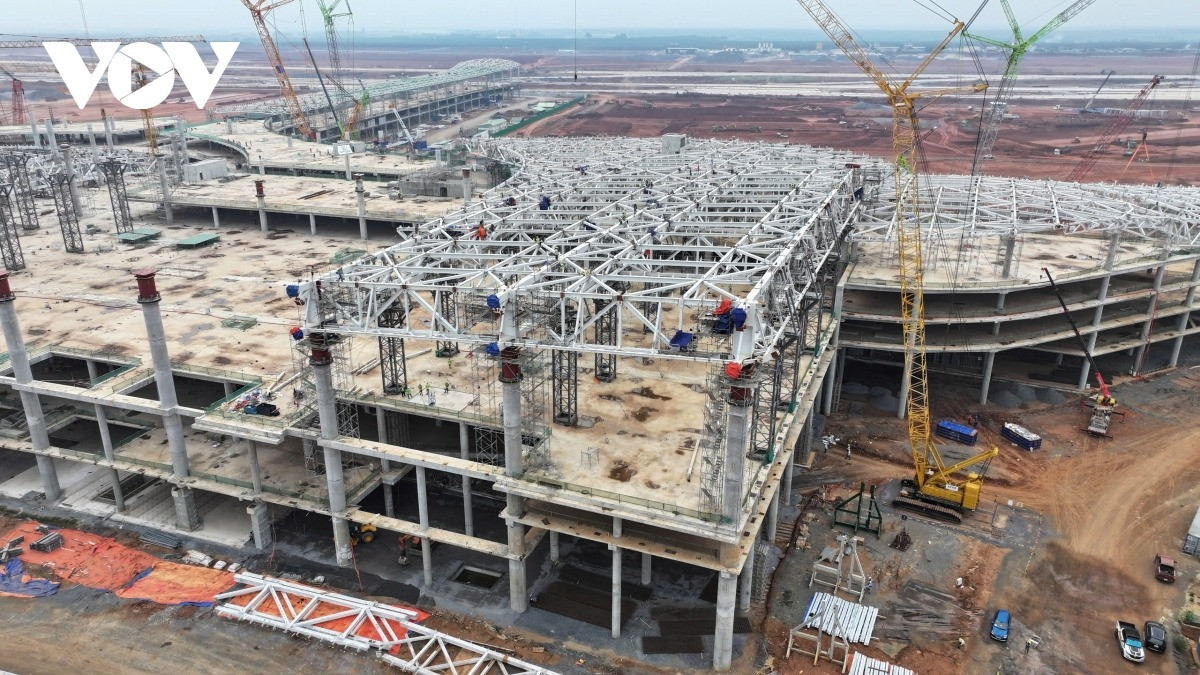 Sân bay lớn nhất Việt Nam sẽ 'gánh' 80% khách cho sân bay Tân Sơn Nhất, đẩy nhanh 7 tuyến đường trợ lực- Ảnh 1. Sân bay lớn nhất Việt Nam sẽ 'gánh' 80% khách cho sân bay Tân Sơn Nhất, đẩy nhanh 7 tuyến đường trợ lực- Ảnh 1.