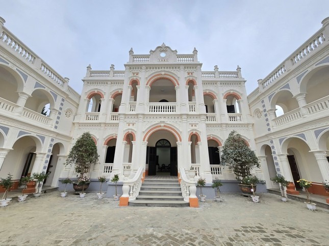 Diện mạo của dinh thự 4.000m2 hơn 100 năm tuổi từng là nỗi khiếp sợ của người dân Bắc Hà sau khi 'khoác áo mới' - Ảnh 4. Diện mạo của dinh thự 4.000m2 hơn 100 năm tuổi từng là nỗi khiếp sợ của người dân Bắc Hà sau khi 'khoác áo mới' - Ảnh 4.