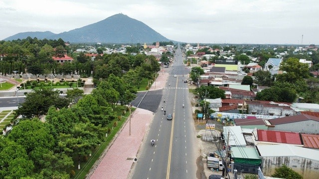 Tuyến đường đến ngọn núi huyền bí cao nhất Nam Bộ sắp được mở rộng lên 6 làn xe- Ảnh 1. Tuyến đường đến ngọn núi huyền bí cao nhất Nam Bộ sắp được mở rộng lên 6 làn xe- Ảnh 1.