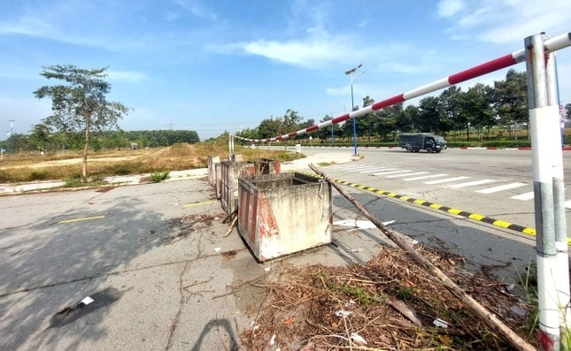 Dự án hơn 2.300 tỷ tại tỉnh giàu nhất Việt Nam của vợ chồng bà Nguyễn Phương Hằng: Bên ngoài quây kín, bên trong 'hoang tàn'- Ảnh 6. Dự án hơn 2.300 tỷ tại tỉnh giàu nhất Việt Nam của vợ chồng bà Nguyễn Phương Hằng: Bên ngoài quây kín, bên trong 'hoang tàn'- Ảnh 6.