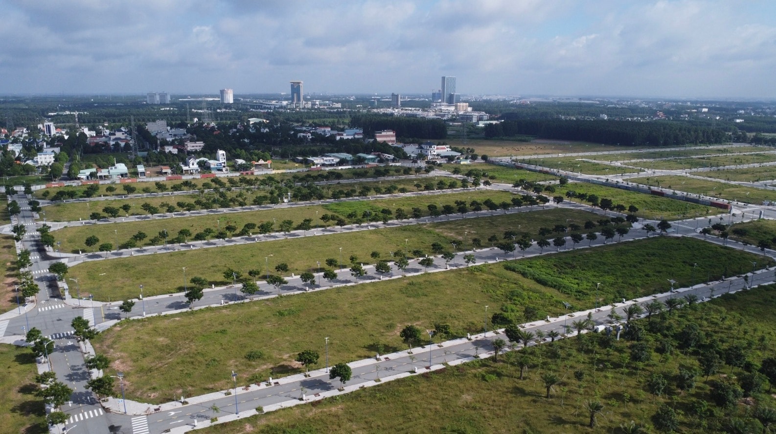 Dự án hơn 2.300 tỷ tại tỉnh giàu nhất Việt Nam của vợ chồng bà Nguyễn Phương Hằng: Bên ngoài quây kín, bên trong 'hoang tàn'- Ảnh 3. Dự án hơn 2.300 tỷ tại tỉnh giàu nhất Việt Nam của vợ chồng bà Nguyễn Phương Hằng: Bên ngoài quây kín, bên trong 'hoang tàn'- Ảnh 3.