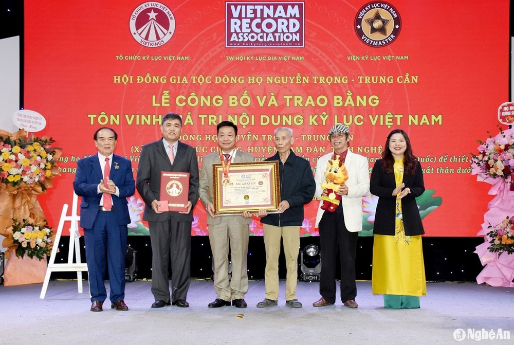 Dòng họ 500 năm tuổi vừa được vinh danh kỷ lục Việt Nam có ba đời liên tiếp đỗ đại khoa, bốn đời có 5 lần được cử đi sứ - ảnh 9