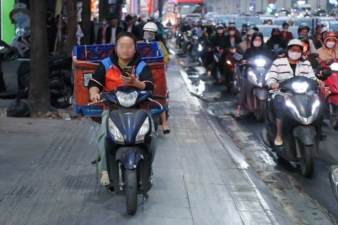 Trường hợp đi xe máy lên vỉa hè mà không bị phạt 6 triệu đồng - ảnh 1