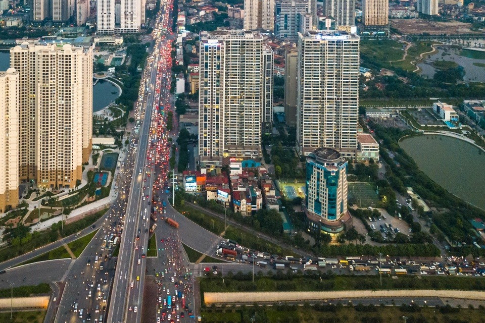 Từ hôm nay, đường gom đại lộ dài và đẹp nhất Việt Nam chỉ được lưu thông 1 chiều- Ảnh 1. Từ hôm nay, đường gom đại lộ dài và đẹp nhất Việt Nam chỉ được lưu thông 1 chiều- Ảnh 1.