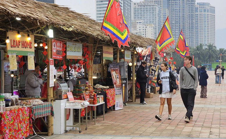 Du khách hào hứng trải nghiệm Tết Việt- Ảnh 1. Du khách hào hứng trải nghiệm Tết Việt- Ảnh 1.