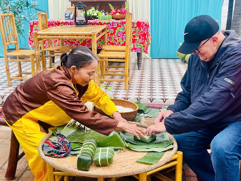 Du khách hào hứng trải nghiệm Tết Việt- Ảnh 2. Du khách hào hứng trải nghiệm Tết Việt- Ảnh 2.