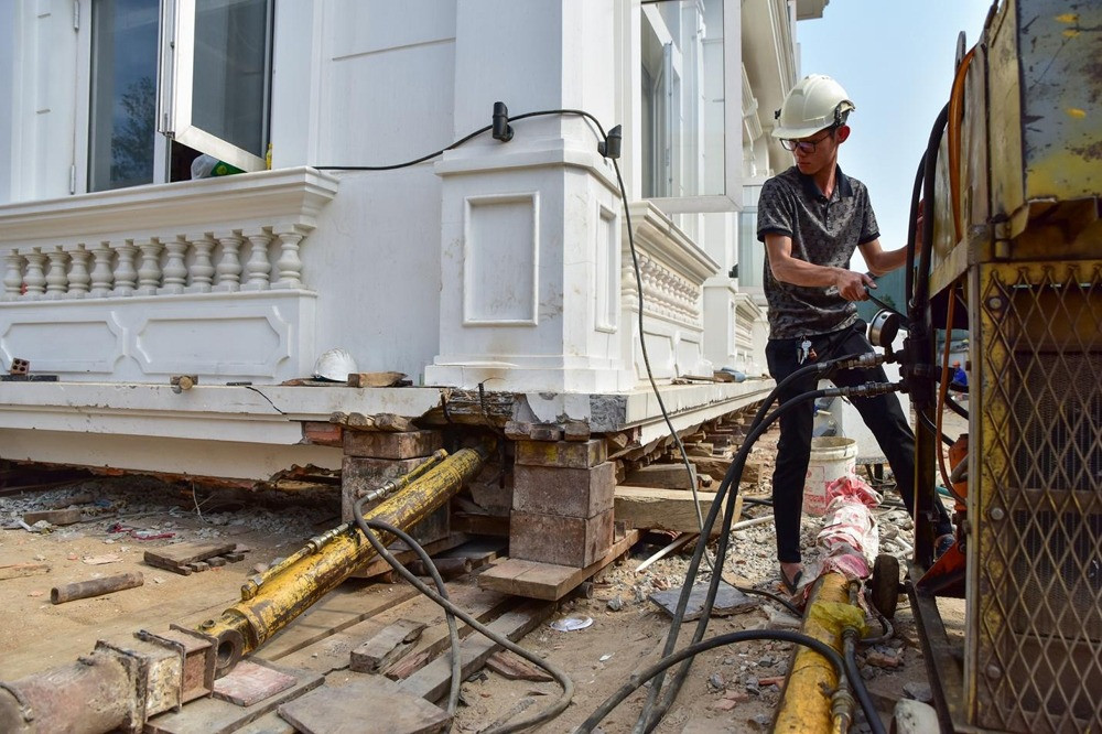 Biệt thự nặng 3.000 tấn ở Bình Dương khiến ‘thần đèn’ 20 năm kinh nghiệm gặp khó - Ảnh 2. Biệt thự nặng 3.000 tấn ở Bình Dương khiến ‘thần đèn’ 20 năm kinh nghiệm gặp khó - Ảnh 2.