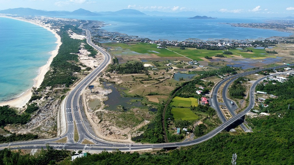 5 năm nữa, tỉnh có đường bờ biển dài nhất Việt Nam sẽ lên TP trực thuộc Trung ương: 83 dự án được ưu tiên- Ảnh 2. 5 năm nữa, tỉnh có đường bờ biển dài nhất Việt Nam sẽ lên TP trực thuộc Trung ương: 83 dự án được ưu tiên- Ảnh 2.
