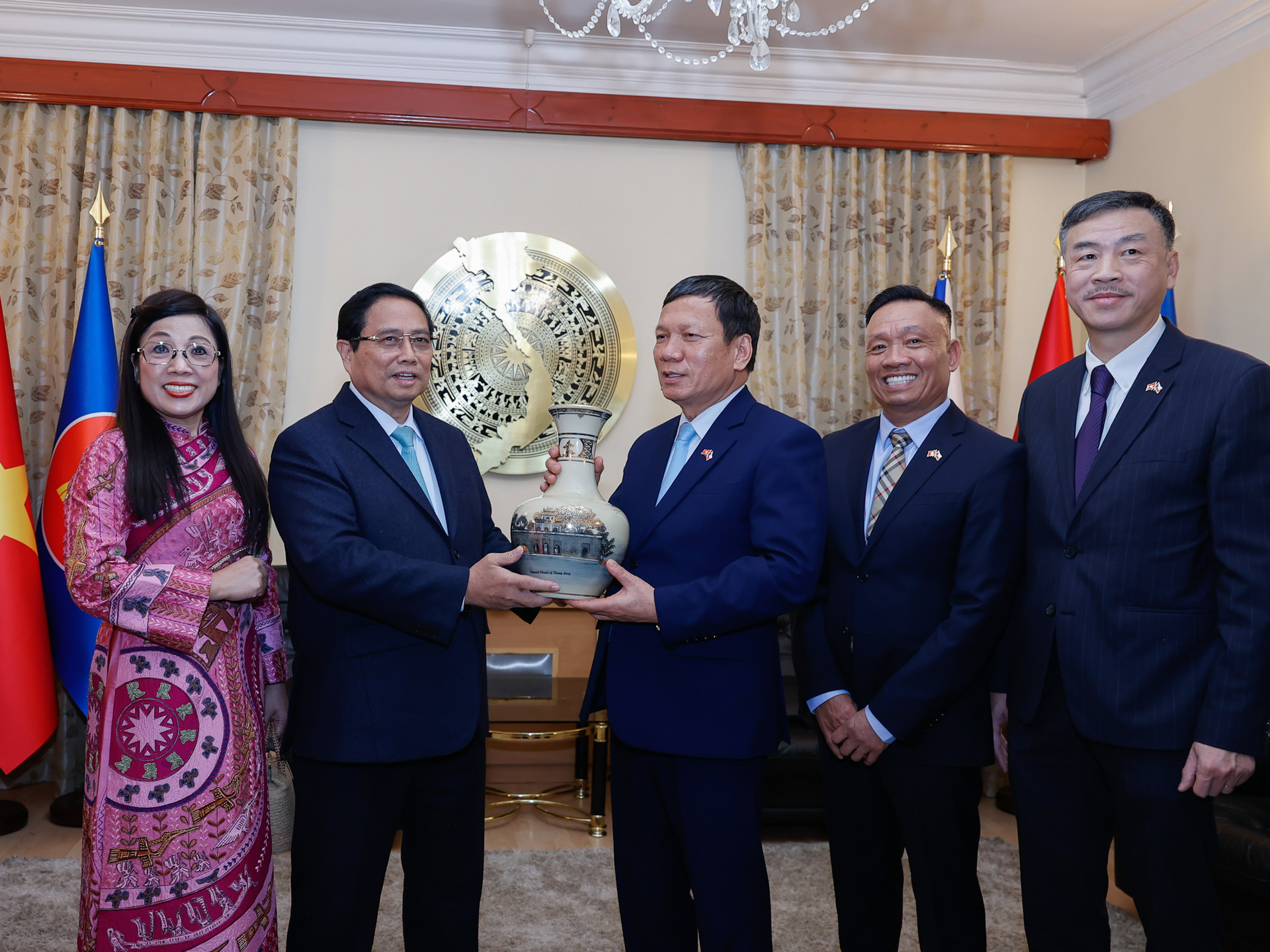 Thủ tướng: Tiếp tục sửa đổi, hoàn thiện luật để bảo đảm quyền, lợi ích hợp pháp, chính đáng của kiều bào- Ảnh 4. Thủ tướng: Tiếp tục sửa đổi, hoàn thiện luật để bảo đảm quyền, lợi ích hợp pháp, chính đáng của kiều bào- Ảnh 4.