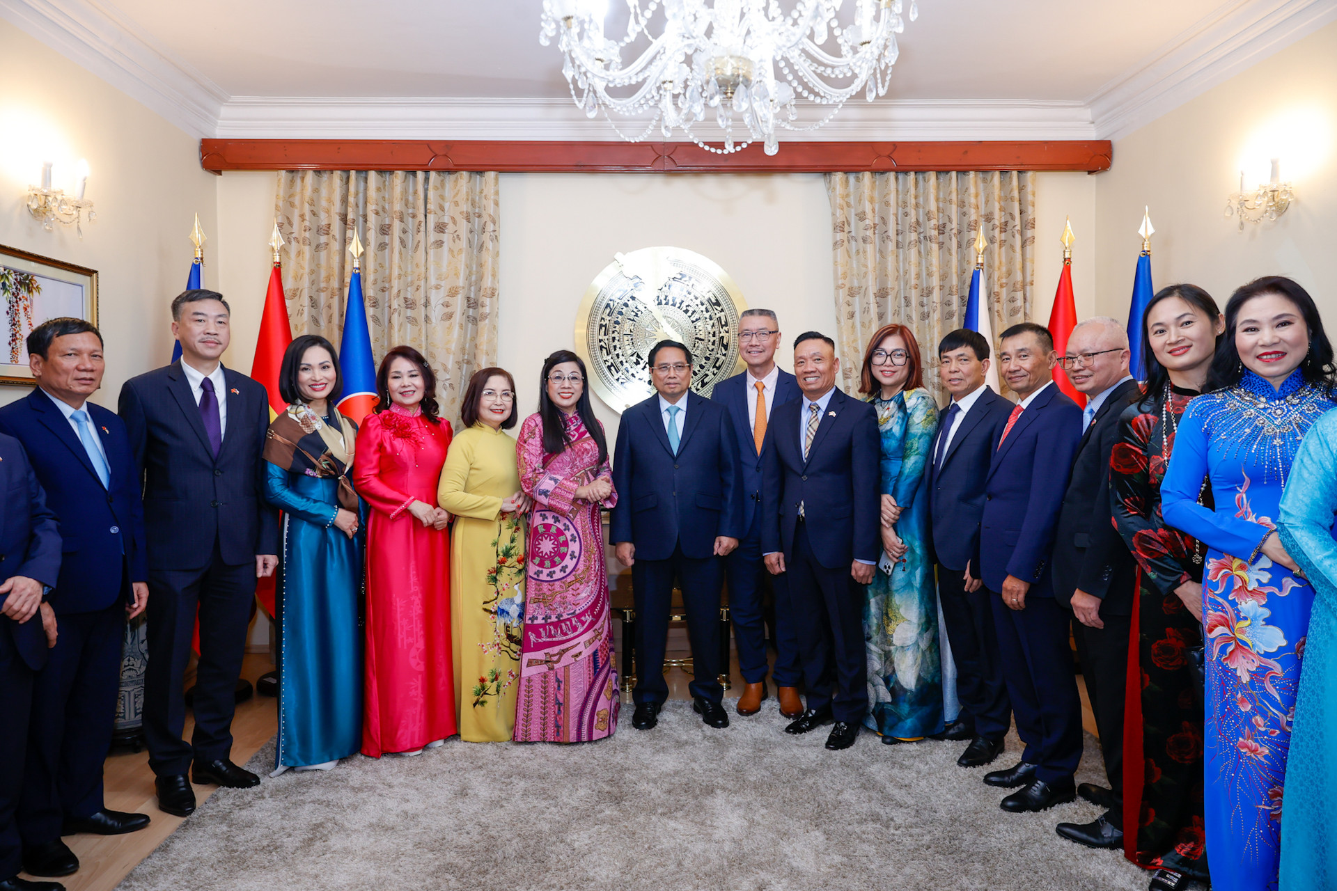 Thủ tướng: Tiếp tục sửa đổi, hoàn thiện luật để bảo đảm quyền, lợi ích hợp pháp, chính đáng của kiều bào- Ảnh 6. Thủ tướng: Tiếp tục sửa đổi, hoàn thiện luật để bảo đảm quyền, lợi ích hợp pháp, chính đáng của kiều bào- Ảnh 6.