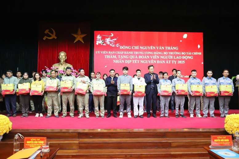 ‘Tết sum vầy’, Bộ Tài chính chia sẻ đồng hành cùng công nhân hoàn cảnh khó khăn- Ảnh 3. ‘Tết sum vầy’, Bộ Tài chính chia sẻ đồng hành cùng công nhân hoàn cảnh khó khăn- Ảnh 3.