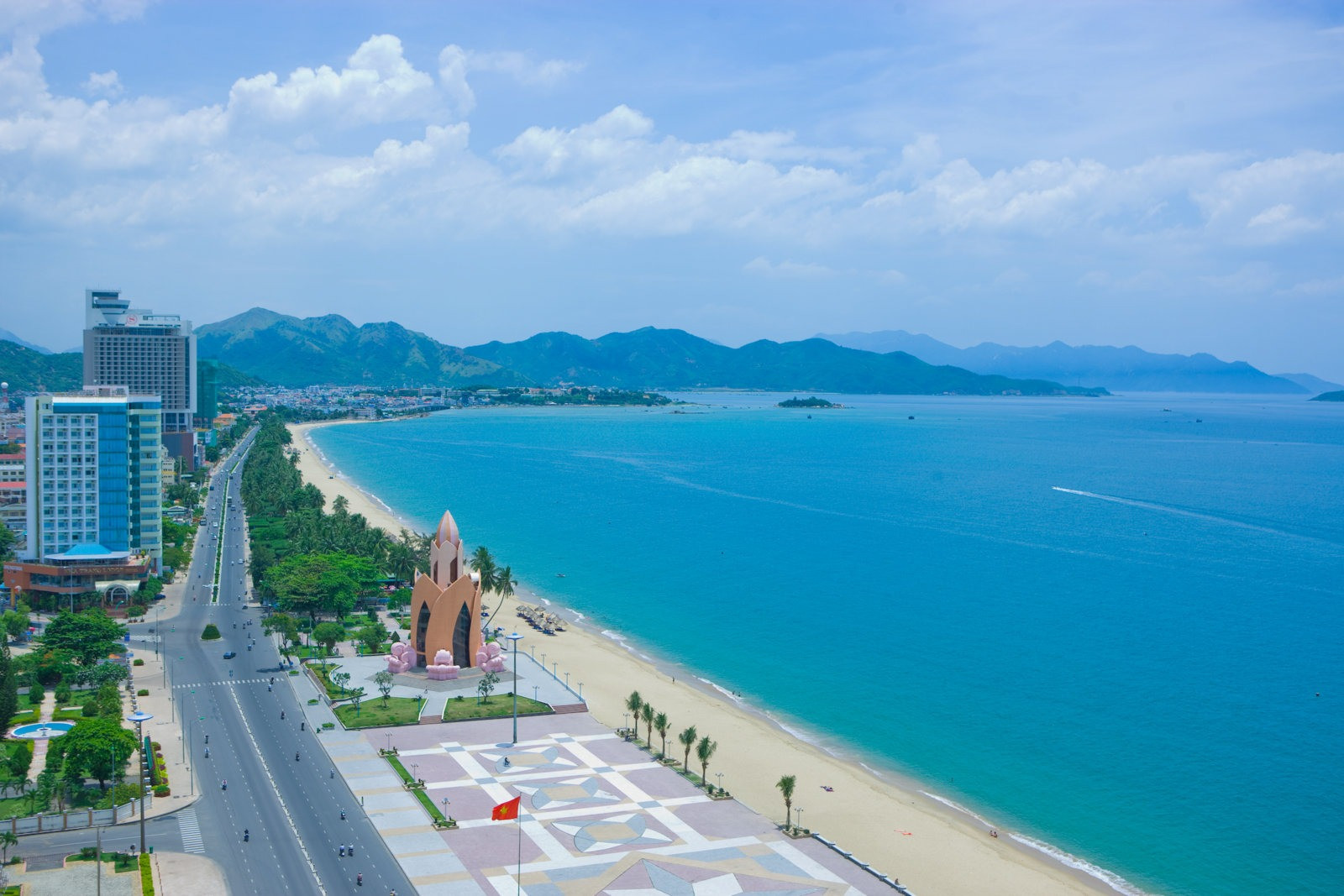 Chưa đầy 5 năm nữa, tỉnh sở hữu vịnh biển đẹp nhất thế giới sẽ lên TP trực thuộc Trung ương- Ảnh 2. Chưa đầy 5 năm nữa, tỉnh sở hữu vịnh biển đẹp nhất thế giới sẽ lên TP trực thuộc Trung ương- Ảnh 2.