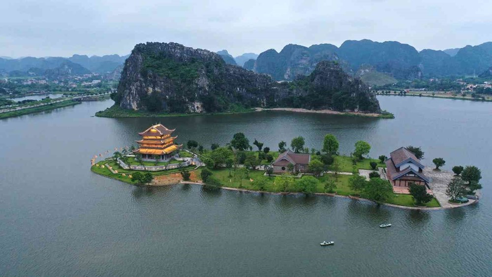 Chiêm ngưỡng ngôi chùa dát vàng có nguồn gốc hàng nghìn năm, nằm giữa lòng hồ ở thành phố di sản - ảnh 1