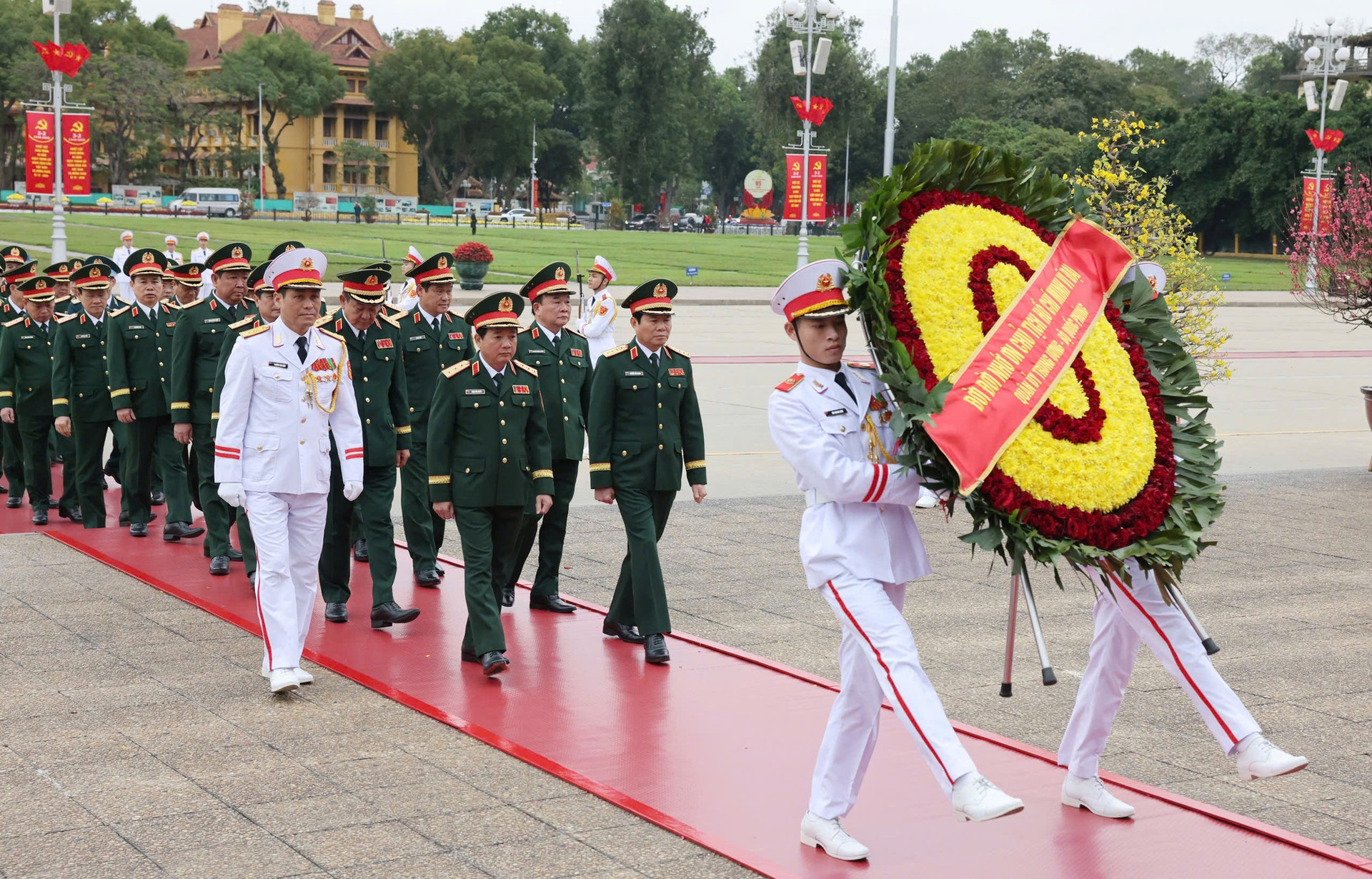 Lãnh đạo Đảng, Nhà nước vào Lăng viếng Chủ tịch Hồ Chí Minh nhân kỷ niệm 95 năm Ngày thành lập Đảng- Ảnh 2. Lãnh đạo Đảng, Nhà nước vào Lăng viếng Chủ tịch Hồ Chí Minh nhân kỷ niệm 95 năm Ngày thành lập Đảng- Ảnh 2.