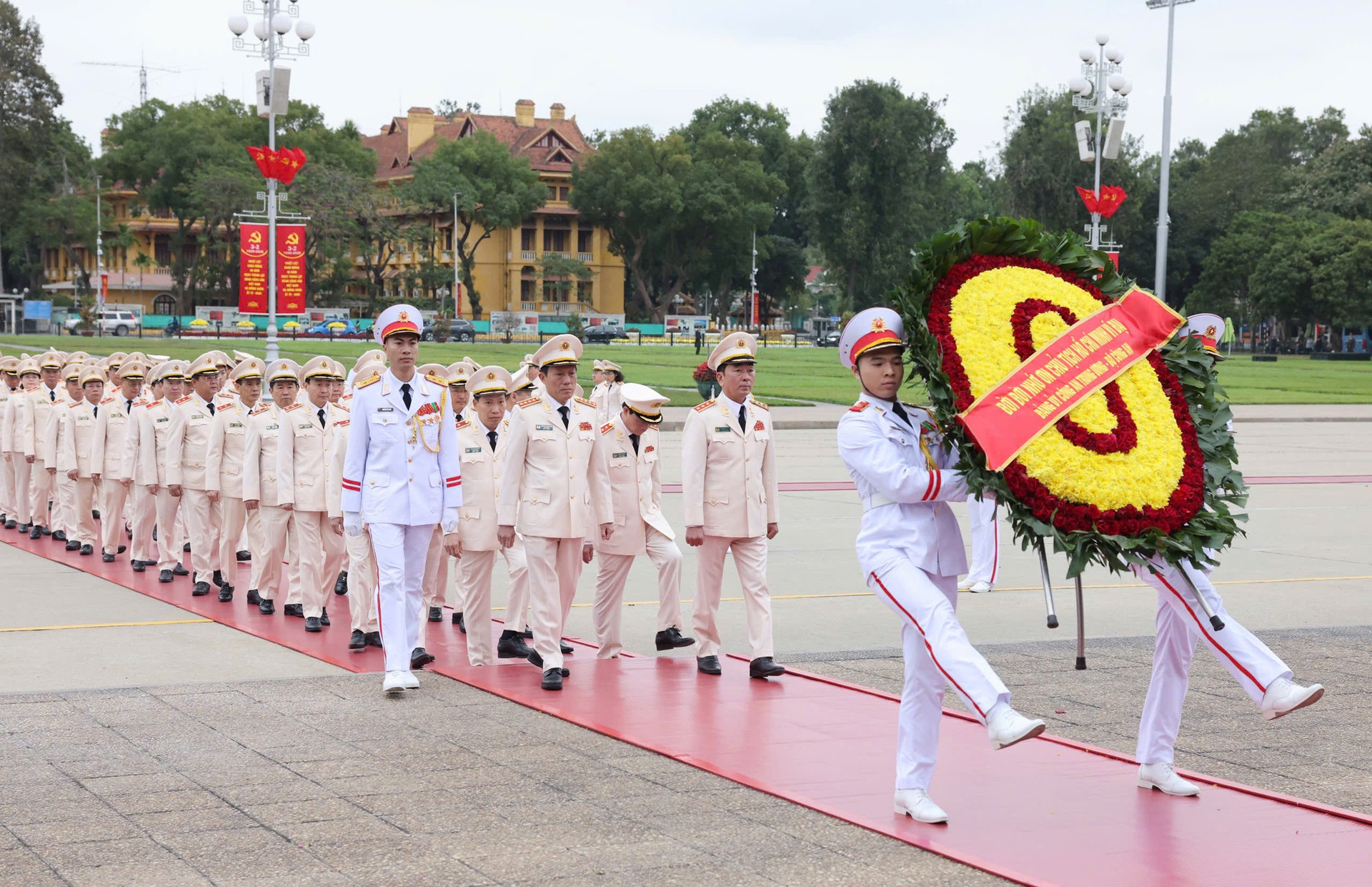 Lãnh đạo Đảng, Nhà nước vào Lăng viếng Chủ tịch Hồ Chí Minh nhân kỷ niệm 95 năm Ngày thành lập Đảng- Ảnh 3. Lãnh đạo Đảng, Nhà nước vào Lăng viếng Chủ tịch Hồ Chí Minh nhân kỷ niệm 95 năm Ngày thành lập Đảng- Ảnh 3.