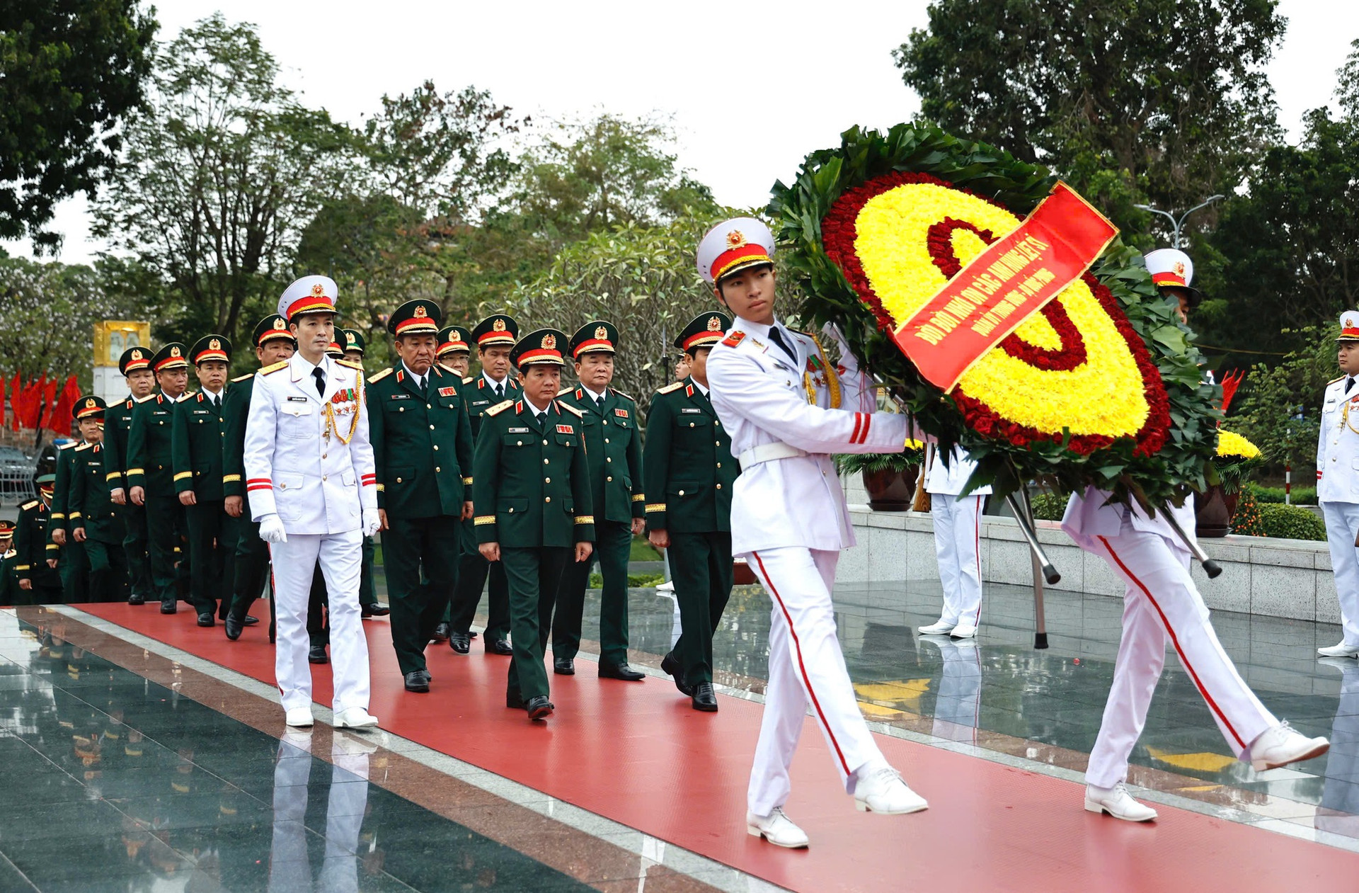 Lãnh đạo Đảng, Nhà nước vào Lăng viếng Chủ tịch Hồ Chí Minh nhân kỷ niệm 95 năm Ngày thành lập Đảng- Ảnh 6. Lãnh đạo Đảng, Nhà nước vào Lăng viếng Chủ tịch Hồ Chí Minh nhân kỷ niệm 95 năm Ngày thành lập Đảng- Ảnh 6.