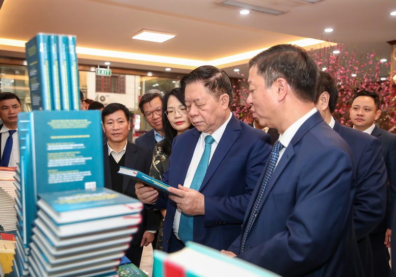 Phát huy vai trò, vị thế NXB lý luận chính trị hàng đầu, cánh chim đầu đàn ngành xuất bản Việt Nam.- Ảnh 2. Phát huy vai trò, vị thế NXB lý luận chính trị hàng đầu, cánh chim đầu đàn ngành xuất bản Việt Nam.- Ảnh 2.