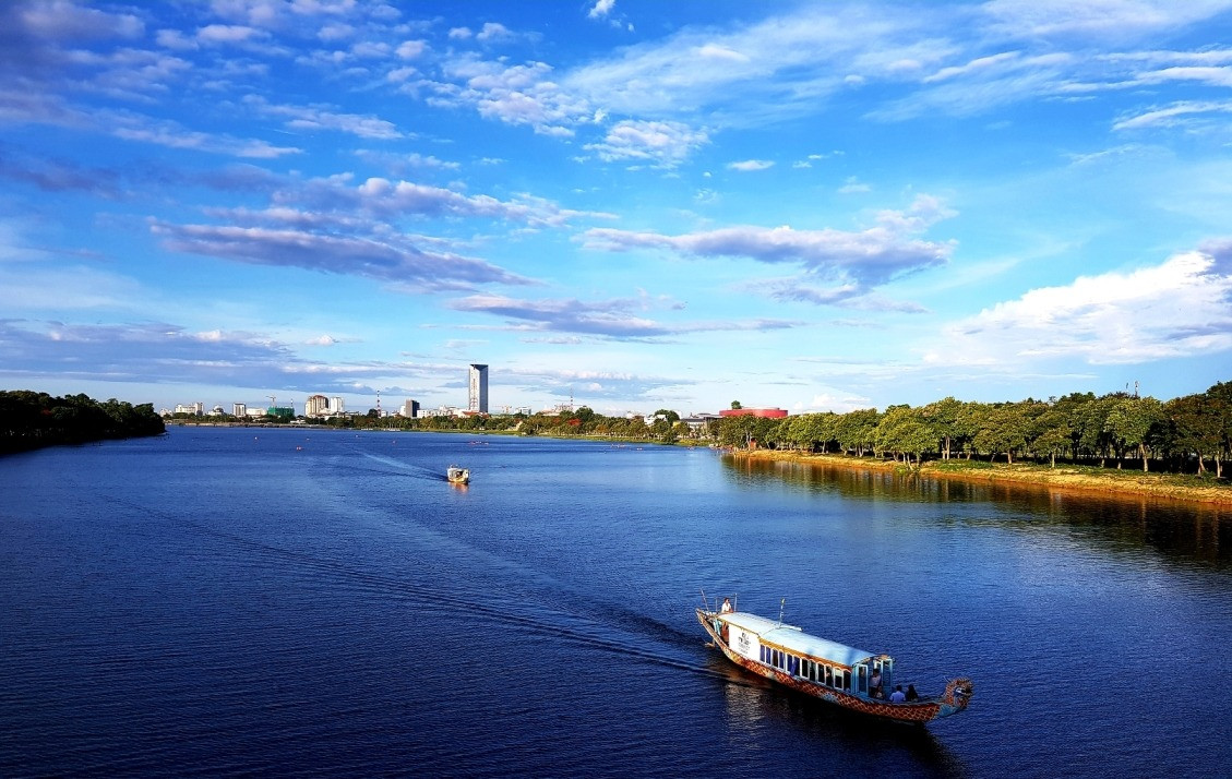 Chỉ vài tháng nữa, TP trực thuộc Trung ương vừa phá kỷ lục rộng nhất Việt Nam sẽ có sân khấu và đường lát gỗ lim 28 tỷ ven dòng sông biểu tượng- Ảnh 4. Chỉ vài tháng nữa, TP trực thuộc Trung ương vừa phá kỷ lục rộng nhất Việt Nam sẽ có sân khấu và đường lát gỗ lim 28 tỷ ven dòng sông biểu tượng- Ảnh 4.