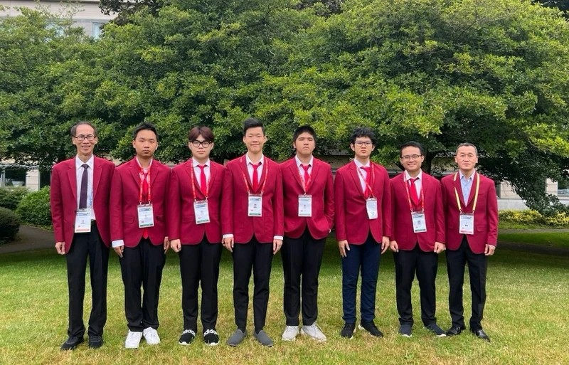 Nhân vật cùng ‘thần đồng Toán học’ Lê Bá Khánh Trình dẫn dắt đoàn Việt Nam tham dự IMO năm 2024, đem về 6/6 huy chương, bằng khen quốc tế - ảnh 1