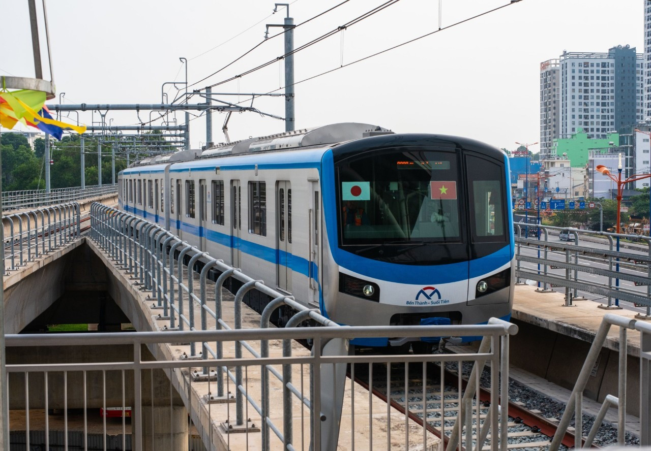 Tuyến Metro số 1 TP. HCM. Nguồn ảnh: Báo Lao động Tuyến Metro số 1 TP. HCM. Nguồn ảnh: Báo Lao động