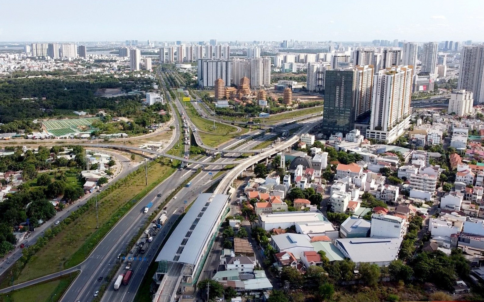 Bất chấp nguồn cung nghèo nàn và sức cầu thấp, giá nhà TP. HCM cao hơn hàng chục triệu mỗi m2 so với Hà Nội- Ảnh 1. Bất chấp nguồn cung nghèo nàn và sức cầu thấp, giá nhà TP. HCM cao hơn hàng chục triệu mỗi m2 so với Hà Nội- Ảnh 1.