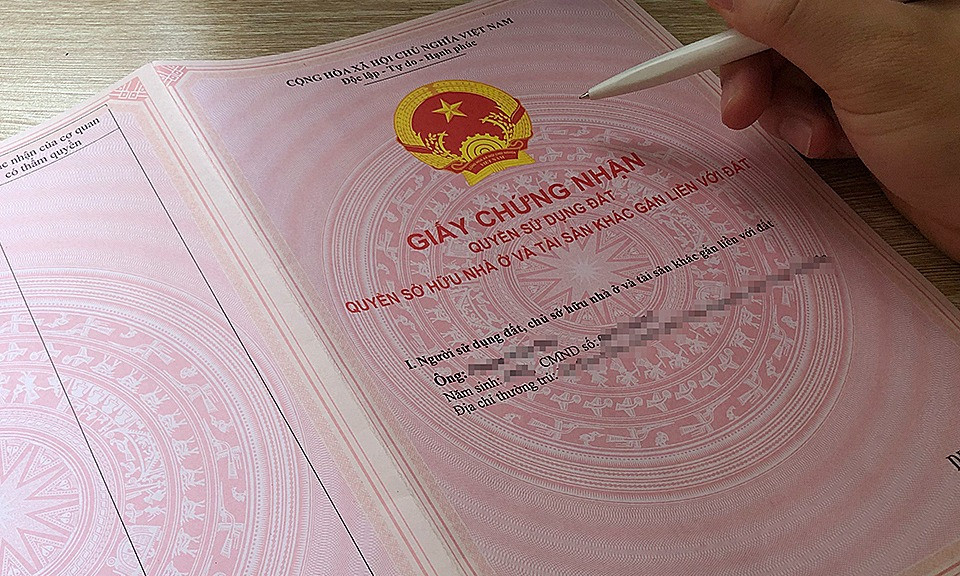 Kể từ nay, 6 trường hợp này sẽ bị thu hồi sổ đỏ- Ảnh 1. Kể từ nay, 6 trường hợp này sẽ bị thu hồi sổ đỏ- Ảnh 1.