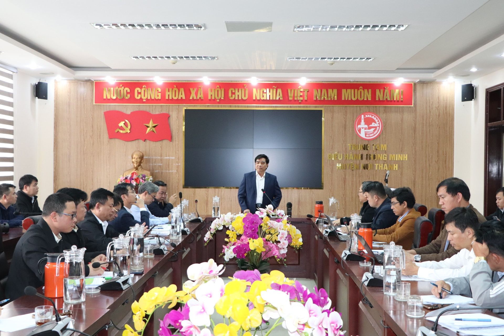 Chủ tịch UBND tỉnh Lê Văn Dũng chủ trì buổi làm việc với Tập đoàn THACO. Nguồn ảnh: Báo Quảng Nam Chủ tịch UBND tỉnh Lê Văn Dũng chủ trì buổi làm việc với Tập đoàn THACO. Nguồn ảnh: Báo Quảng Nam