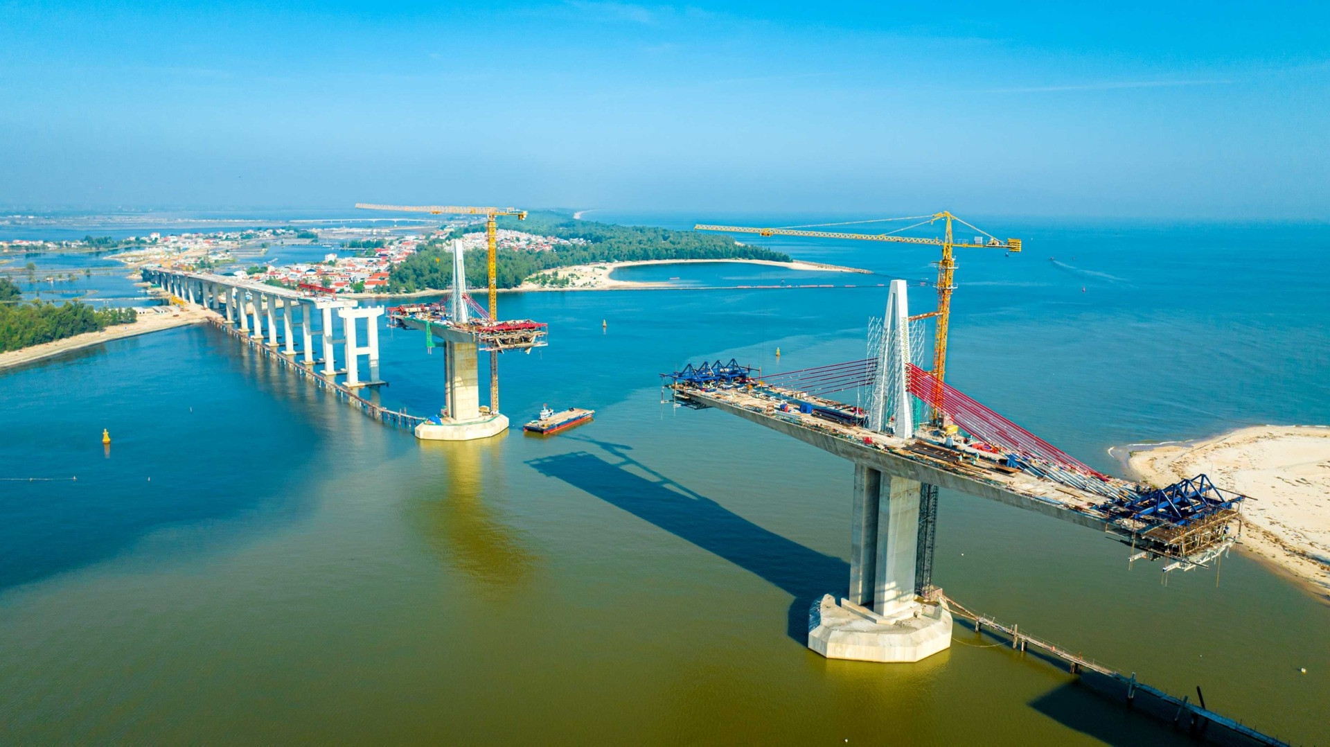 Cầu vượt biển nghìn tỷ dài nhất miền Trung ở TP trực thuộc Trung ương trẻ nhất Việt Nam: Chỉ 2 tháng nữa hợp long, là công trình giao thông cấp đặc biệt- Ảnh 4. Cầu vượt biển nghìn tỷ dài nhất miền Trung ở TP trực thuộc Trung ương trẻ nhất Việt Nam: Chỉ 2 tháng nữa hợp long, là công trình giao thông cấp đặc biệt- Ảnh 4.